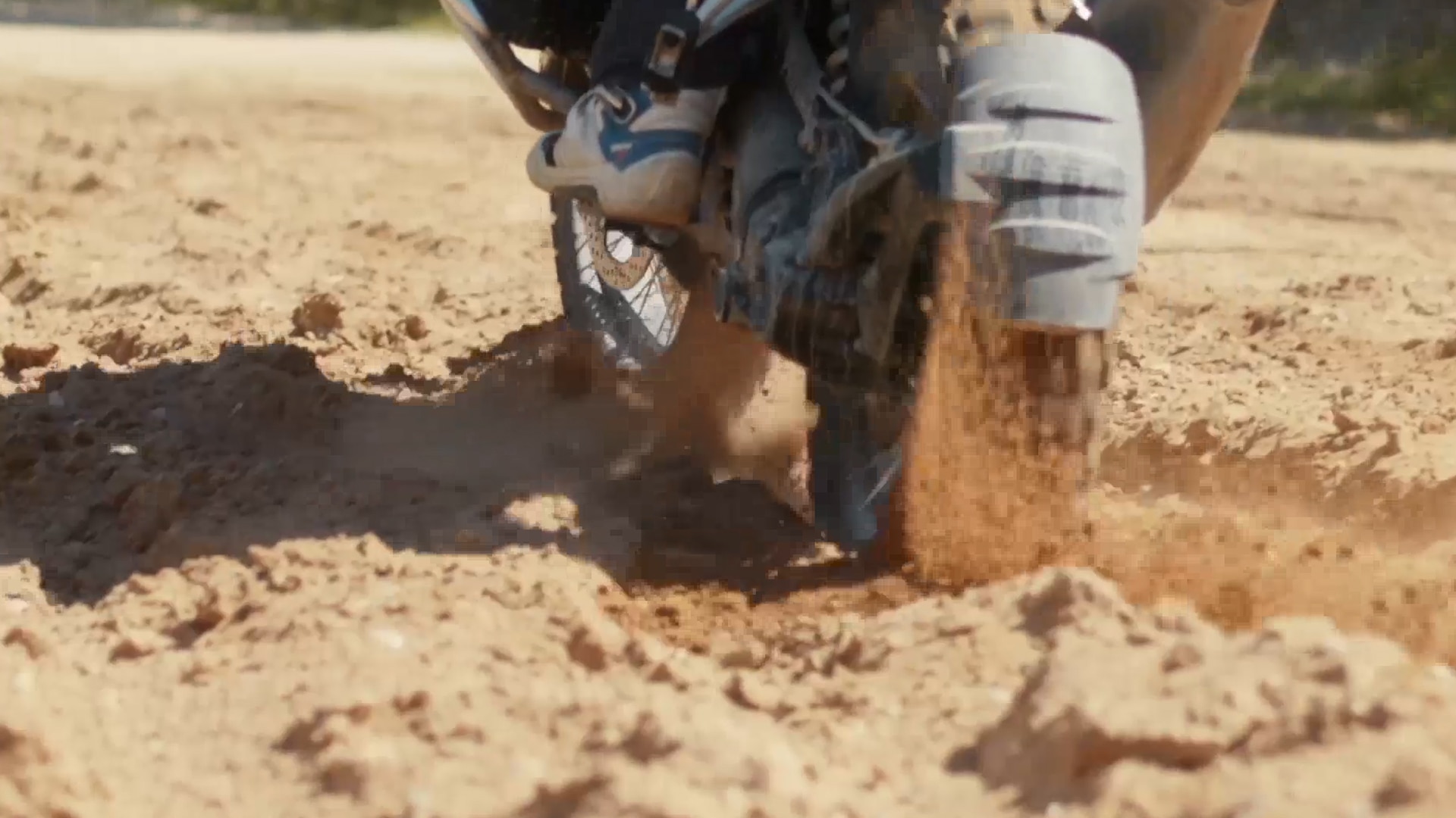 Video zeigt Szenen u.a. von der Rennstrecke und Offroad-Gelände