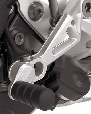 The adjustable gearshift and brake lever comes as standard with the F 900 GS from BMW Motrorrad