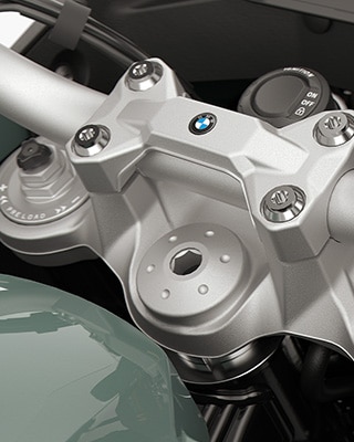 The adjustable fork of the F 900 GS Adventure from BMW Motorrad