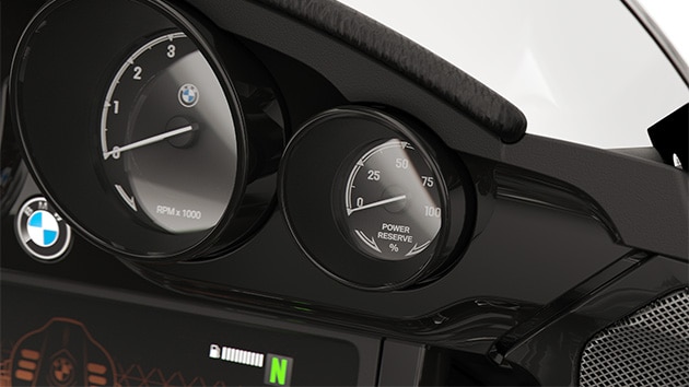 Power Reserve display as a traditional round instrument.