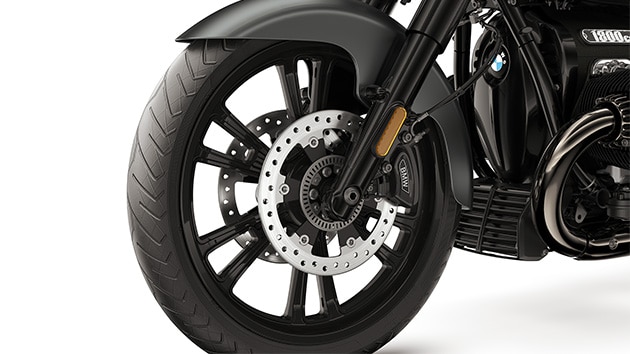 Detailed image of the 21-inch front wheel of the R 18 Roctane from BMW Motorrad