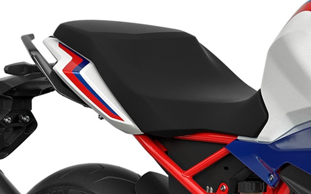 We see the ergonomic seat of the G 310 R.