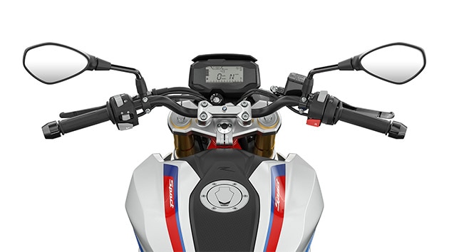 We see the handlebar and control elements of the G 310 R.
