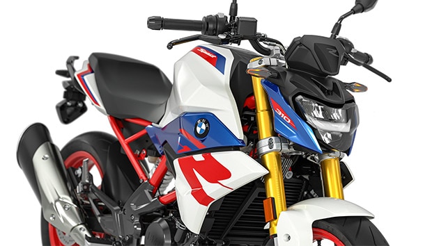 We see the standard LED headlights and indicators of the G 310 R.