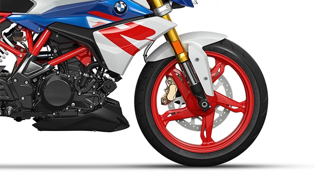We see the aluminium cast wheel of the G 310 R.