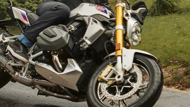 Riding scene with the BMW R 1250 R