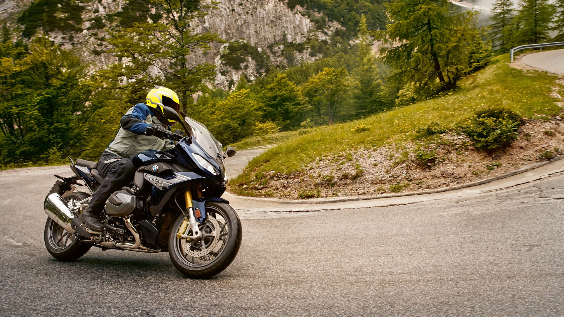 R 1250 RS in a curve
