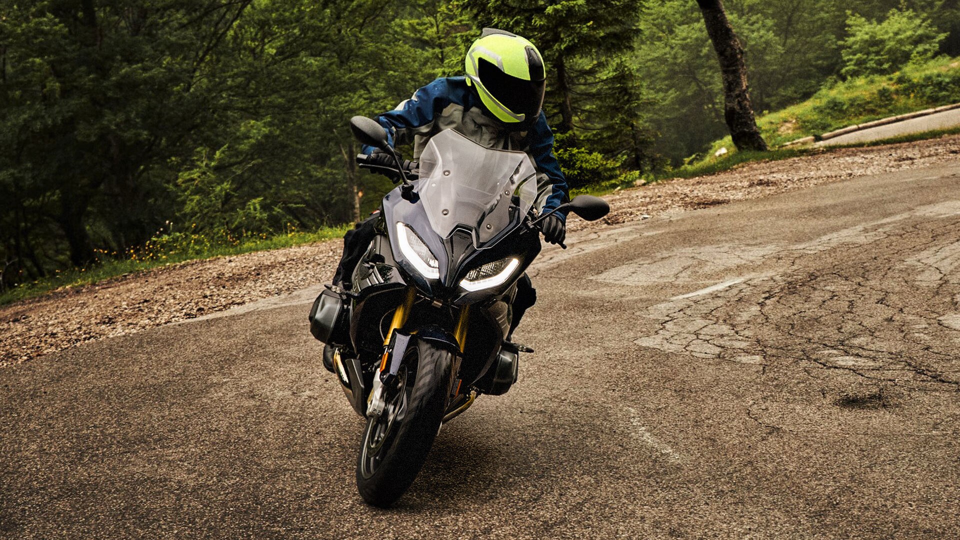 R 1250 RS in a curve