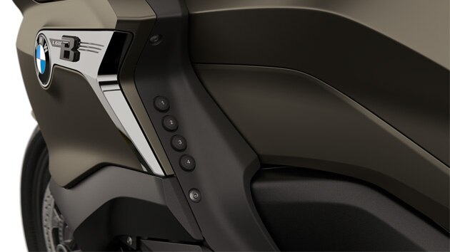 Focus on the four numbered Favourites buttons.