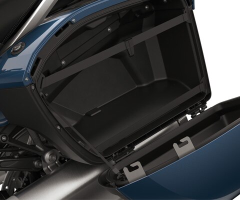 Focus on the open side bags of the K 1600 GTL.