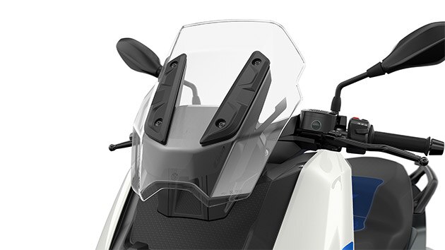 We see the windscreen of the C 400 X.