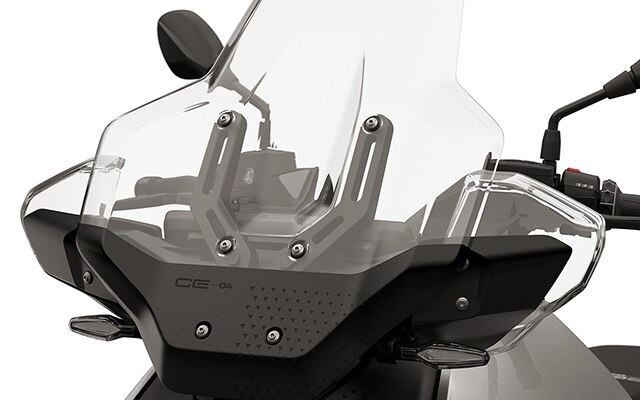 Windscreen high including integrated hand protection against wind on the CE 04 from BMW Motorrad